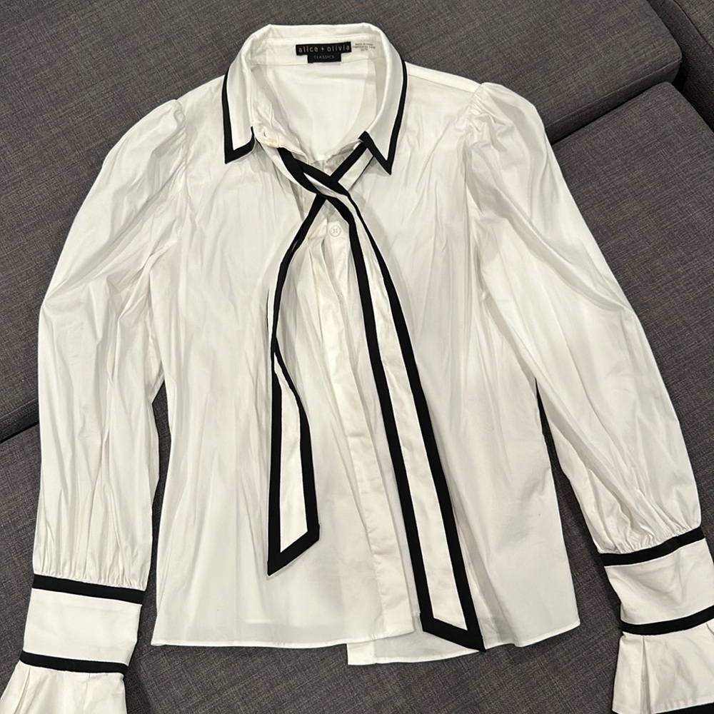 Alice + Olivia Puff sleeve blouse